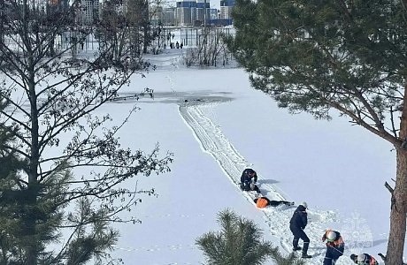 Спасатели извлекли провалившегося под лед мужчину