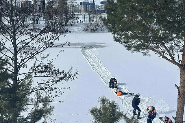 Спасатели извлекли провалившегося под лед мужчину Спасатели извлекли провалившегося под лед мужчину