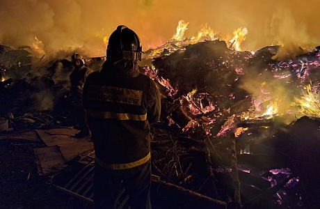 Пожарные ликвидируют возгорание свалки в Никольском районе