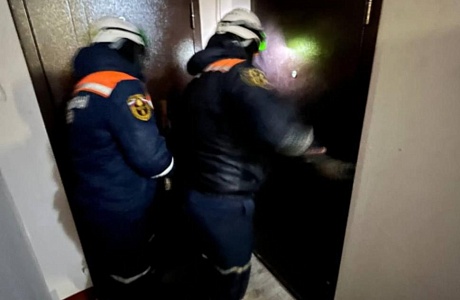Спасатели обеспечили полицейским доступ в квартиру Спасатели обеспечили полицейским доступ в квартиру