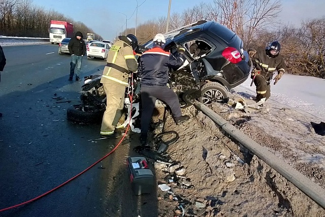 Пожарные ликвидировали последствия ДТП