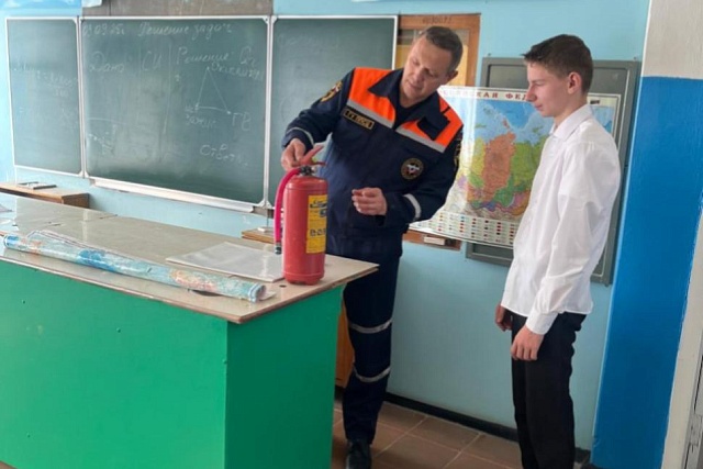 Пожарные провели занятие со школьниками
