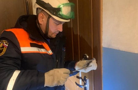Спасатели помогли женщине получить медицинскую помощь