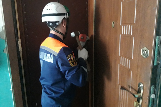 Спасатели помогли женщине получить медицинскую помощь Спасатели помогли женщине получить медицинскую помощь