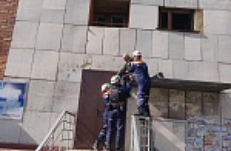 Спасатели помогли мужчине спуститься на землю Спасатели помогли мужчине спуститься на землю