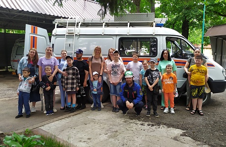 Спасатели провели экскурсию по поисково-спасательной службе Спасатели провели экскурсию по поисково-спасательной службе