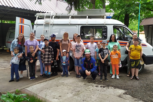 Спасатели провели экскурсию по поисково-спасательной службе