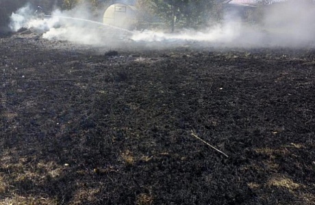 Пожарные ликвидировали возгорание сухой травы Пожарные ликвидировали возгорание сухой травы