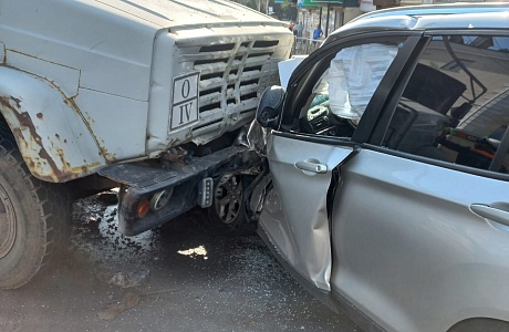 Спасатели приняли участие в ликвидации последствий ДТП Спасатели приняли участие в ликвидации последствий ДТП