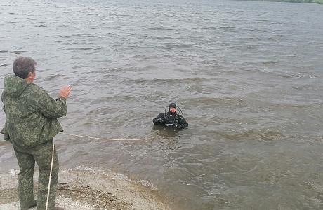 Водолазы извлекли тело мужчины из водоема Водолазы извлекли тело мужчины из водоема