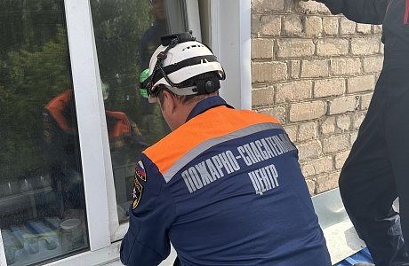 Спасатели обеспечили медикам доступ в квартиру Спасатели обеспечили медикам доступ в квартиру