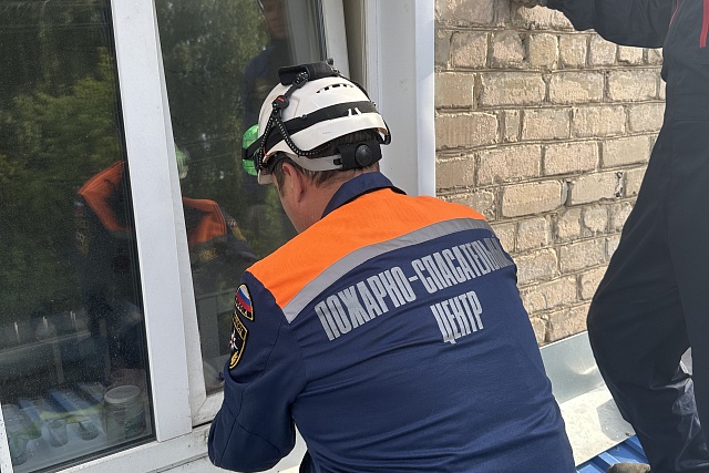 Спасатели обеспечили медикам доступ в квартиру