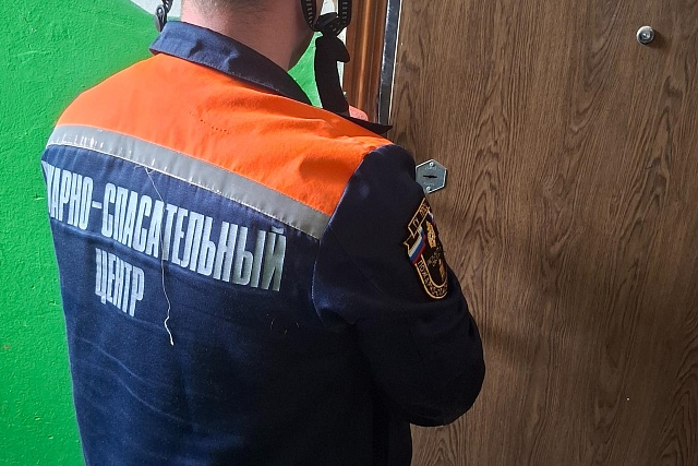 Спасатели обеспечили медикам доступ в квартиру Спасатели обеспечили медикам доступ в квартиру