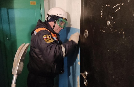 Спасатели помогли женщине получить медицинскую помощь