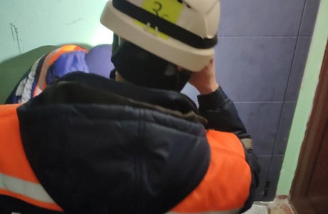 Спасатели помогли родственникам попасть в запертую квартиру к ребенку