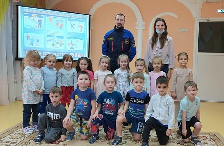 Спасатели провели занятие для малышей
