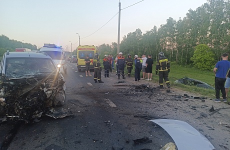Спасатели деблокировали водителя, зажатого в автомобиле в результате ДТП Спасатели деблокировали водителя, зажатого в автомобиле в результате ДТП