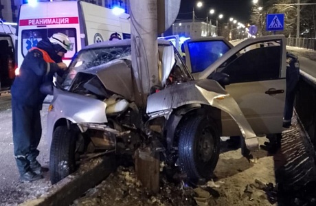 Спасатели извлекли водителя из аварийного автомобиля
