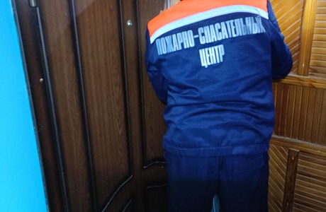 Спасатели обеспечили медикам доступ в квартиру Спасатели обеспечили медикам доступ в квартиру