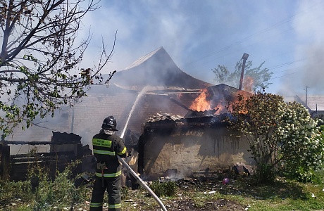 Пожарные ликвидировали возгорание в Саловке Пожарные ликвидировали возгорание в Саловке