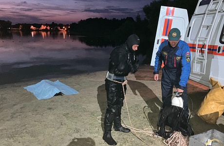 Водолазы извлекли тело из водоема