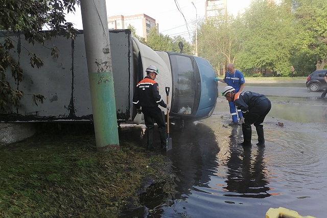 Напором воды из прорвавшейся трубы перевернуло Газель Напором воды из прорвавшейся трубы перевернуло Газель