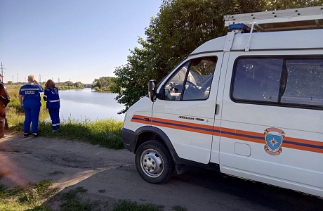 Спасатели извлекли тело мужчины из реки Сура
