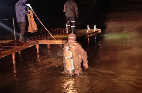 Спасатели извлекли из водоема тело мужчины