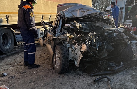 Спасатели деблокировали тело водителя, зажатого в автомобиле в результате ДТП Спасатели деблокировали тело водителя, зажатого в автомобиле в результате ДТП