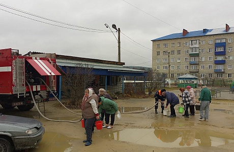 Пожарные организовали подвоз воды жителям Чаадаевки Пожарные организовали подвоз воды жителям Чаадаевки
