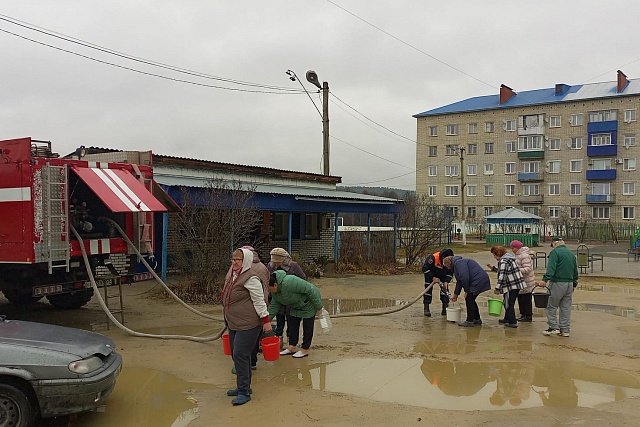 Пожарные организовали подвоз воды жителям Чаадаевки