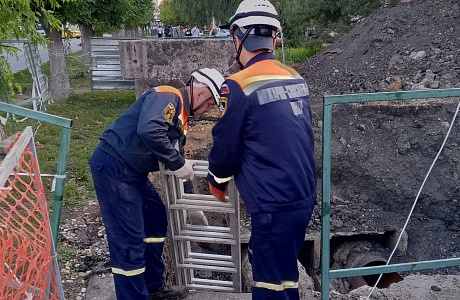Спасатели извлекли мужчину из котлована