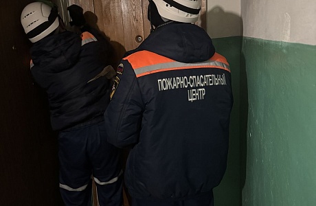 Спасатели помогли пожилой женщине получить медицинскую помощь
