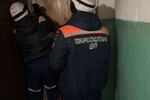 Спасатели помогли пожилой женщине получить медицинскую помощь