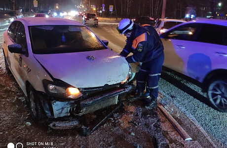 Спасатели приняли участие в ликвидации последствий ДТП Спасатели приняли участие в ликвидации последствий ДТП