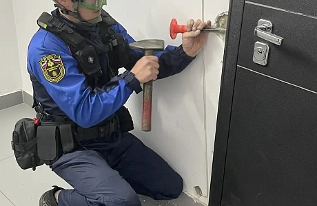 Спасатели помогли матери попасть в запертую квартиру к ребенку Спасатели помогли матери попасть в запертую квартиру к ребенку