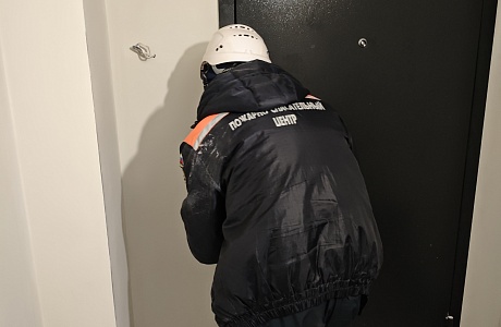 Спасатели помогли матери попасть в запертую квартиру к ребенку Спасатели помогли матери попасть в запертую квартиру к ребенку