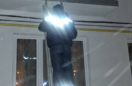 Спасатели обеспечили полицейским доступ в квартиру Спасатели обеспечили полицейским доступ в квартиру