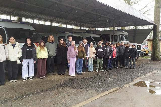 Спасатели провели экскурсию по поисково-спасательной службе Спасатели провели экскурсию по поисково-спасательной службе