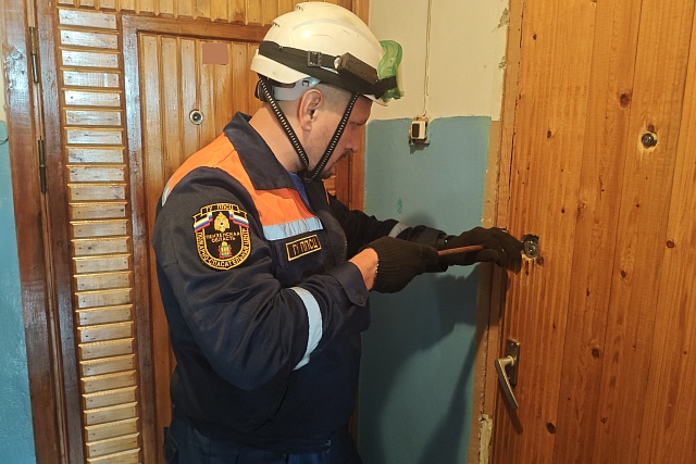 Спасатели помогли обеспокоенной женщине попасть в квартиру