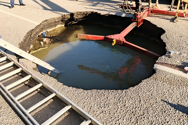 Водолазы извлекли мототранспорт из ямы Водолазы извлекли мототранспорт из ямы