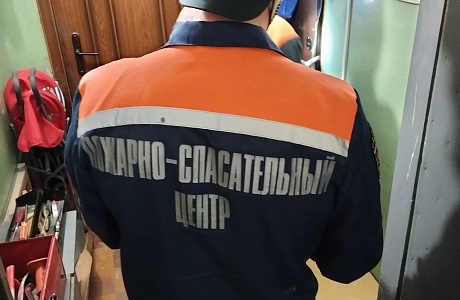 Спасатели помогли запертой в квартире женщине