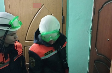 Спасатели обеспечили доступ в квартиру представителям полиции.