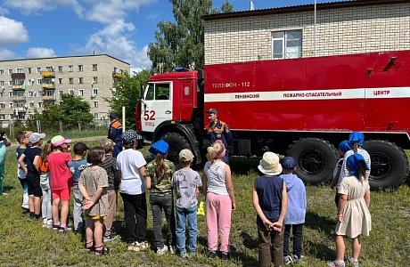 Пожарные провели занятие с детьми Пожарные провели занятие с детьми