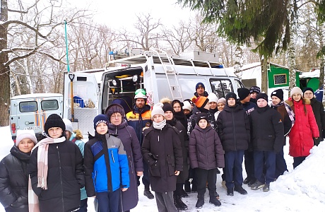 Спасатели провели экскурсию для школьников