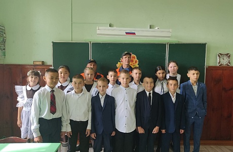 Пожарные провели занятие со школьниками Пожарные провели занятие со школьниками