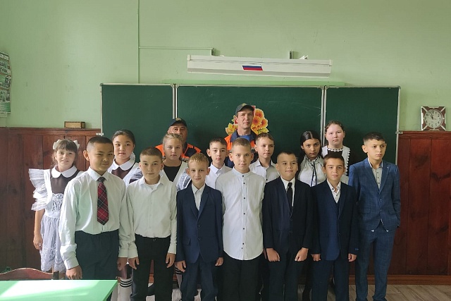 Пожарные провели занятие со школьниками