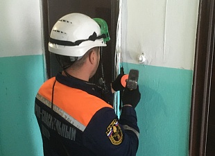 Спасатели помогли мужчине получить медицинскую помощь Спасатели помогли мужчине получить медицинскую помощь