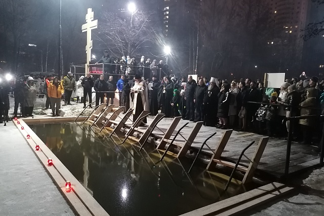 Спасатели обеспечивали безопасность во время крещенских купаний Спасатели обеспечивали безопасность во время крещенских купаний