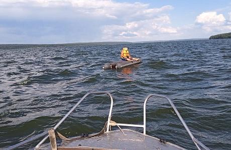 Спасатели оказали помощь рыбаку на Сурском водохранилище